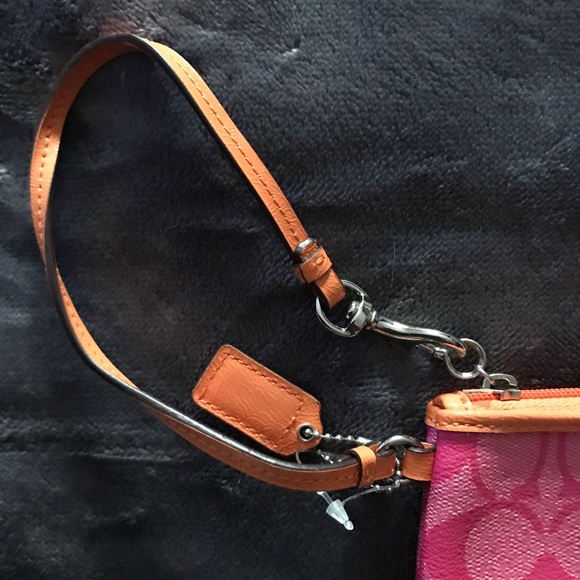 Small brand new Coach leather wristlet - Picture 7 of 11